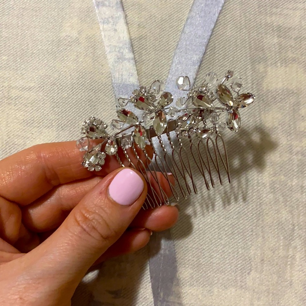 Bridal hair accessory